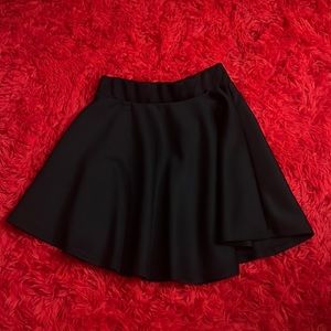 It’s a size small, but it’s very stretchy so it could definitely fit a medium